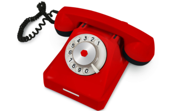 Röd gammaldags telefon.