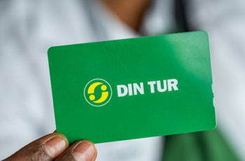 Chaufför håller fram nytt grönt reskort.