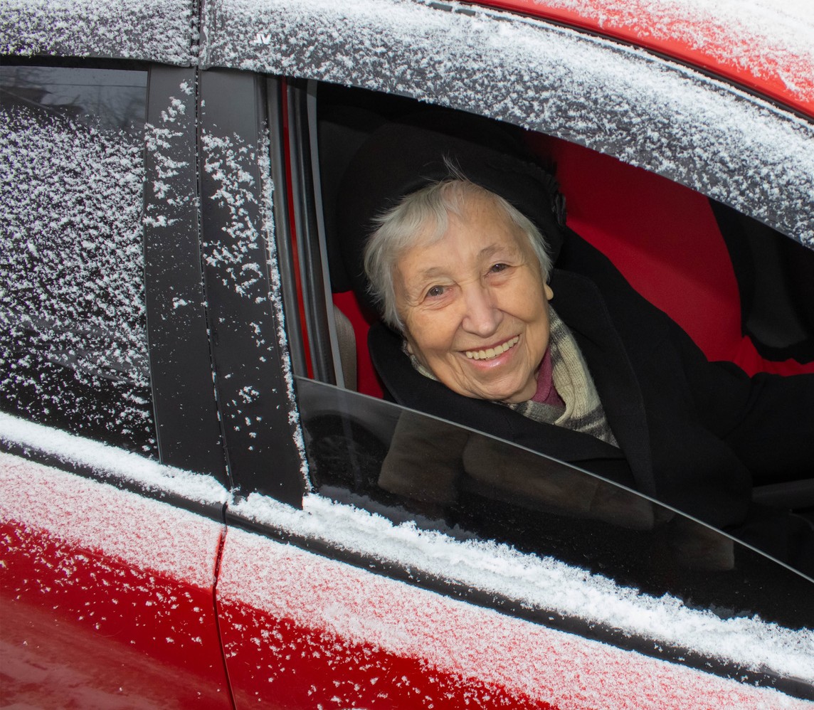 mp35617495-active-senior-woman-smiling-retired-lady-driving-car-MINDRE-spegelvänd
