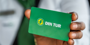 Förare håller fram det nya gröna reskortet från Din Tur.