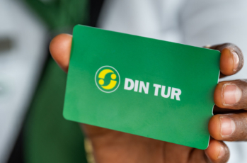 Förare håller fram det nya gröna reskortet från Din Tur.