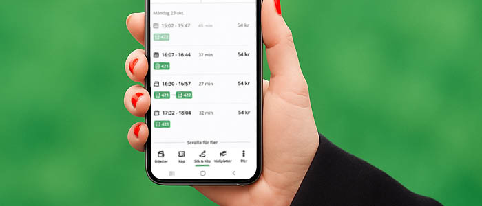 Grön bild med en hand som håller i en mobiltelefon. Telefonen visar en vy från appen Din Tur.